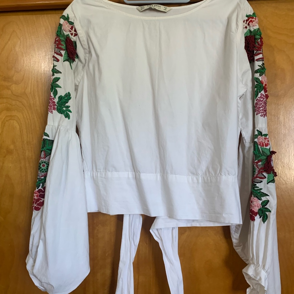 Small- Zara Basic Collection Embroidered Blouse. - image 4